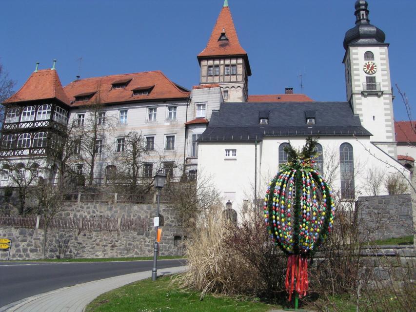 Das Schloss Brand befindet sich am Rand des historischen Ortskerns von Brand bei Marktredwitz. Die Schlossanlage wurde 1221 erstmals urkundlich erwähnt. Im Mittelalter war es der Sitz der Ministerialen.