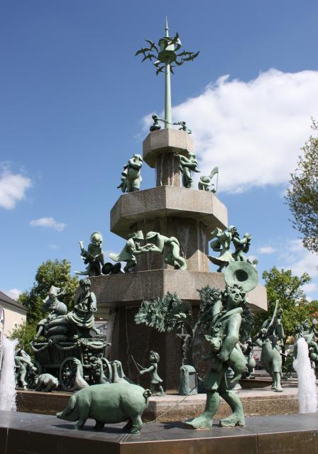 Der Egerlandbrunnen wurde am 3. September 2005 anlässlich des Egerlandtages eingeweiht. Der Brunnen hat eine Höhe von 6 Metern, einen Durchmesser von 7 Metern und besteht aus Granit. 