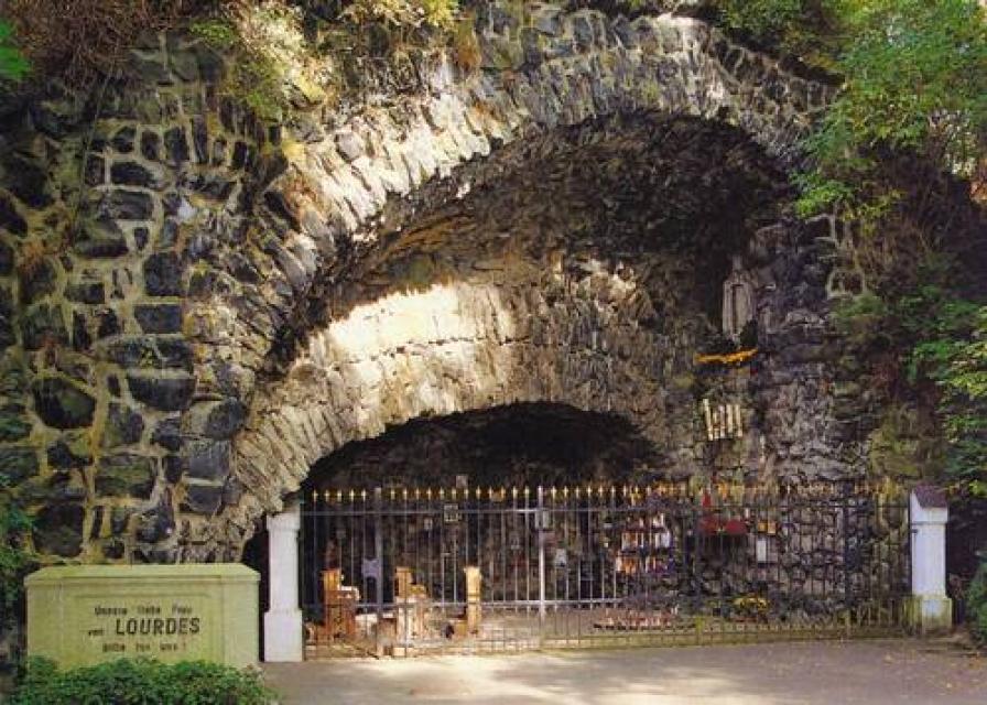 Die in der Nähe des Klostergutes Mitterhof bei Waldsassen gelegene Lourdesgrotteist nach dem weltberühmten Vorbild, der bekannten Wallfahrtsgrottevon Massabielle in Lourdes (Südfrankreich) gebaut. 