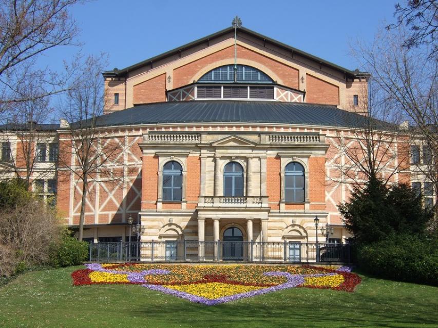 Alljährlich im Sommer wird Bayreuth zum kulturellen Zentrum der künstlerischen Auseinandersetzung mit der Musik Richard Wagners.
                 title=