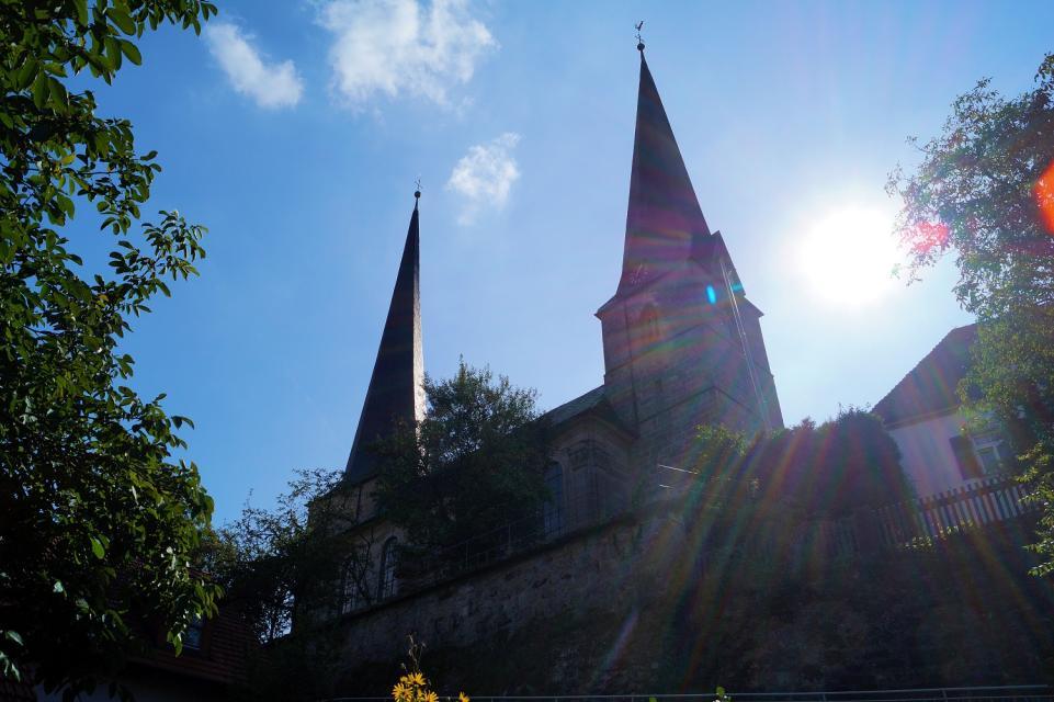Die Markgrafenkirche, das Schloss und das Pfarrhaus von Nemmersdorf liegen auf einer steilen Bergnase im Fichtelgebirge.
