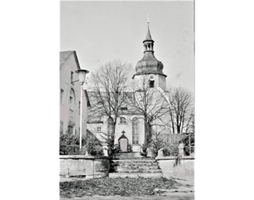Evangelische Pfarrkirche mit Teilstück alter Friedhofsmauer 