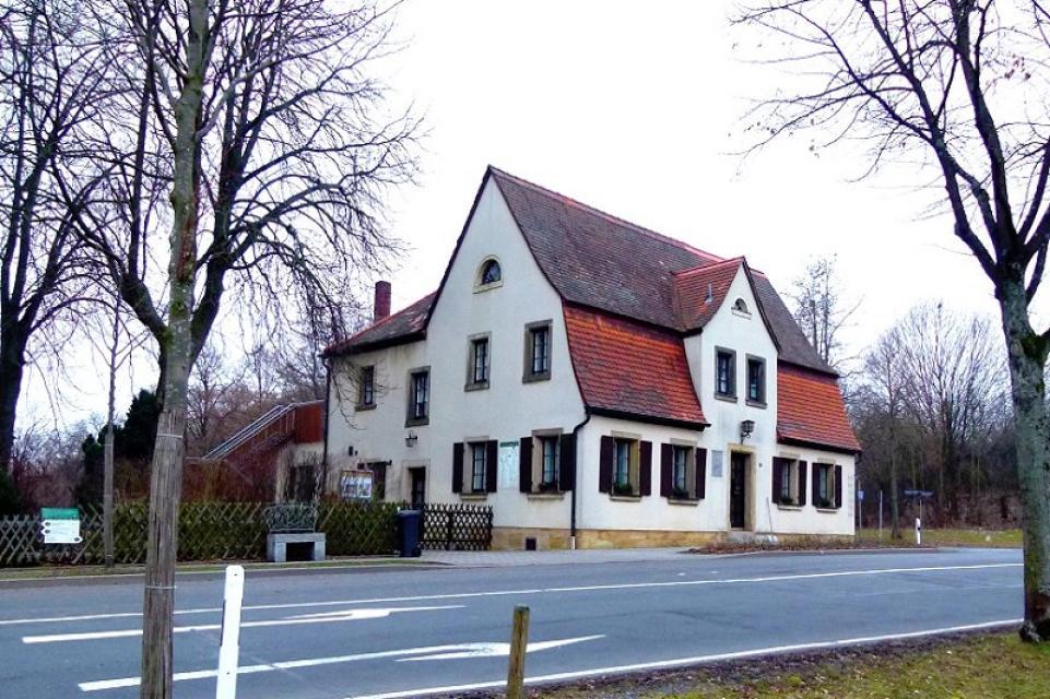 1804 zog Jean Paul mit seiner Familie nach Bayreuth. Seit 1809 besuchte er regelmäßig die Rollwenzelei, eine beliebte Schankwirtschaft an der Königsallee.