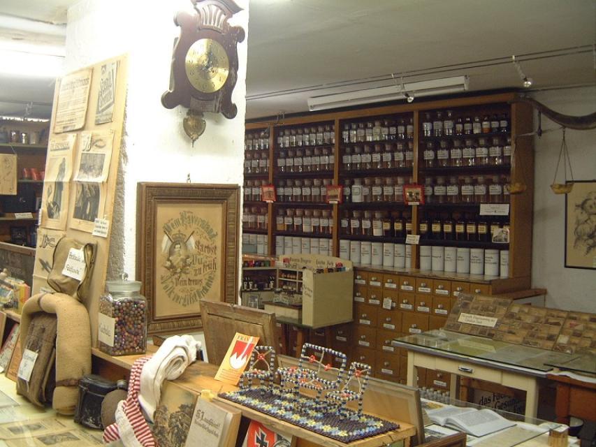 Das Drogerie- und Destillerie-Museum der Destillerie Sack kann auf Anfrage besichtigt werden.