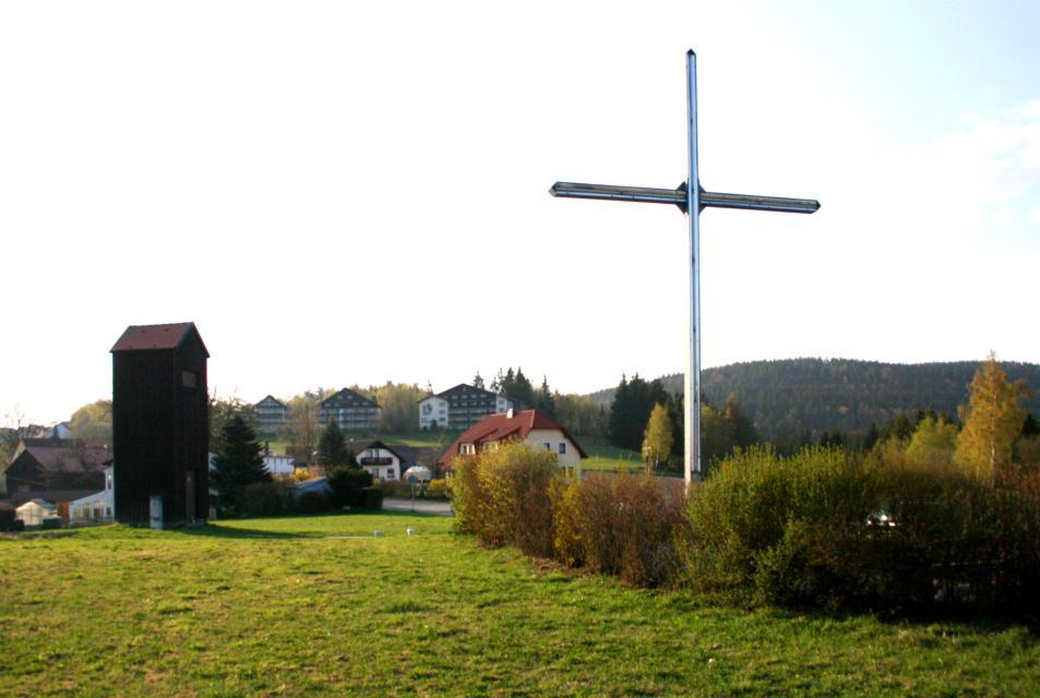 Das Lichtkreuz von Pfaben sieht man von vielen Stellen im Landkreis Tirschenreuth aus. Beim Lichtkreuz selbst hat man einen herrlichen Weitblick über die Tirschenreuther Teichlandschaft, die Waldnaabaue und weit darüber hinaus.
