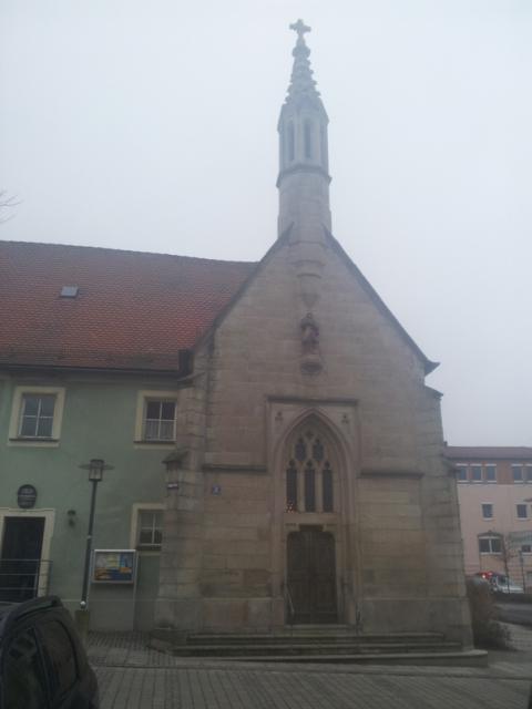 Die unter Denkmalschutz stehende Lorettokapelle in Erbendorf befindet sich gleich gegenüber der Pfarrkirche Mariä Himmelfahrt. Die Kapelle wurde im 19. Jahrhundert erbaut. 
                 title=