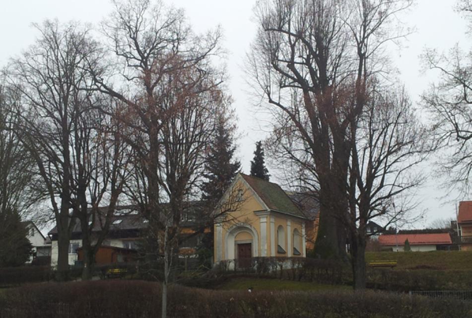 Die Windischkapelle liegt an der Tirschenreuther Straße, umsäumt von großen, bis zu 400 Jahre alten Linden, gleich gegenüber dem Lebensmitteldiscount ALDI.