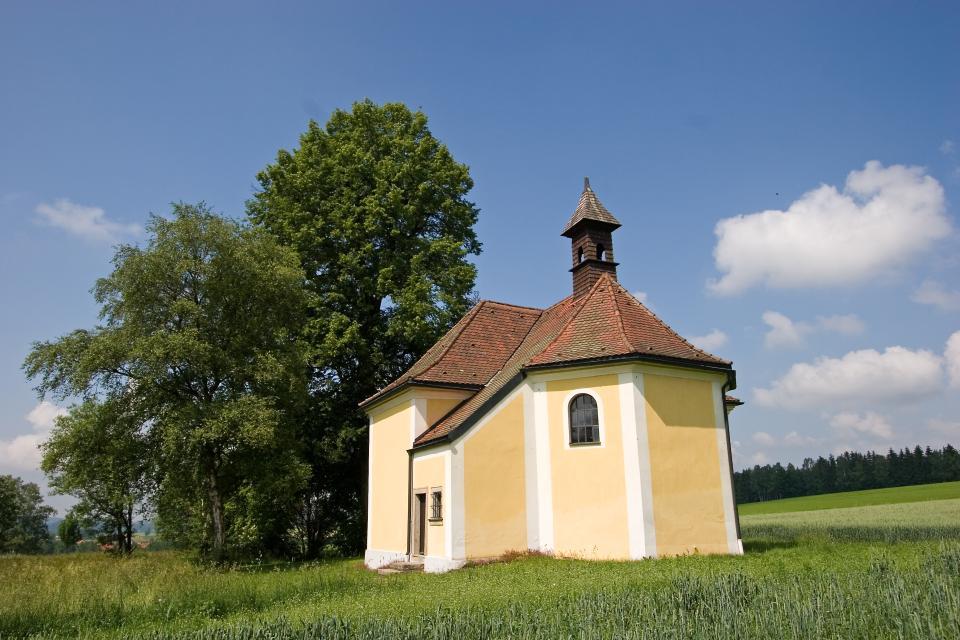 Die Klausenkapelle liegt bei Dechantsees in der Nähe von Pullenreuth.