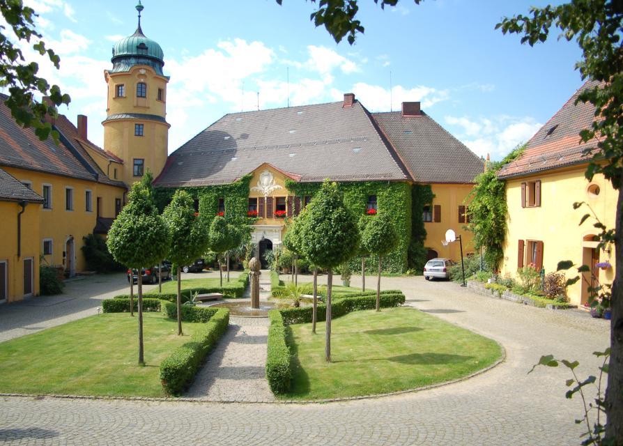 Das Reuther Schloss gehört zu den schönsten im Landkreis Tirschenreuth. Der Garten sowie das Herrschaftsgebäude mit dem imposanten Innenhof werden von der Adelsfamilie von Podewils liebevoll gepflegt.
