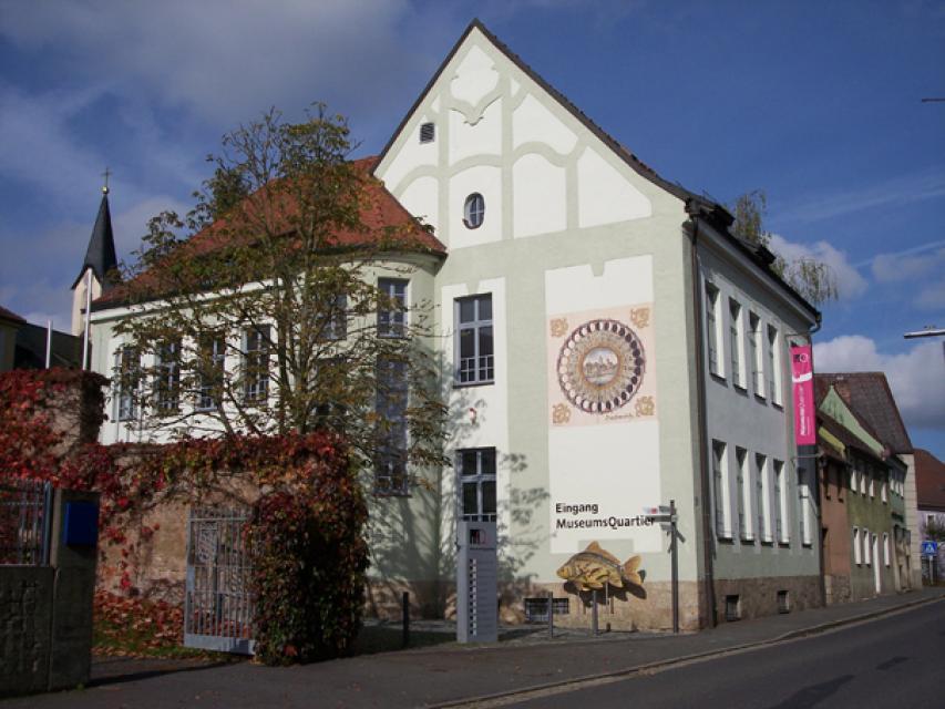 Im Tirschenreuther MuseumsQuartier finden sich das Oberpfälzer Fischereimuseum, verschiedene Dauerausstellungen (Porzellan, Krippen) sowie das Plan-Weseritzer Heimatmuseum.
                 title=