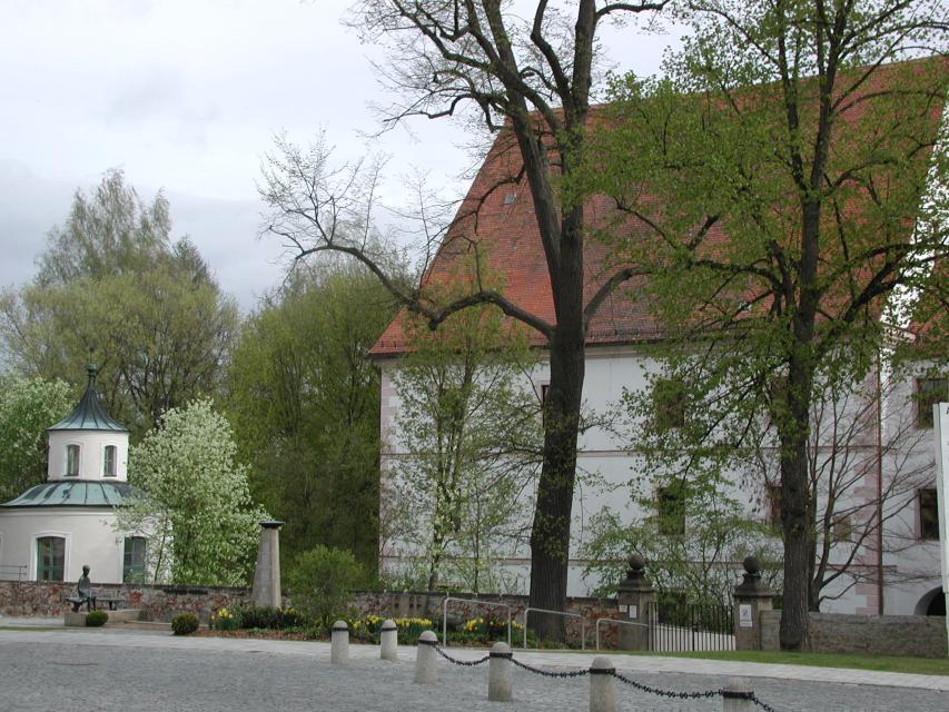 Das Abteischloss des Klosters Waldsassen ist eine ehemalige Wasserburg und beherbergt heute das Finanzamt. Sehenswert ist auch der Gartenpavillon.