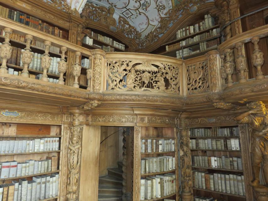 Der Bibliothekssaal des Klosters Waldsassen gehört zu den prachtvollsten seiner Art. Besonders beeindruckend sind die lebensgroßen, handgeschnitzten Atlanten von Karl Stilp.www.abtei-waldsassen.de