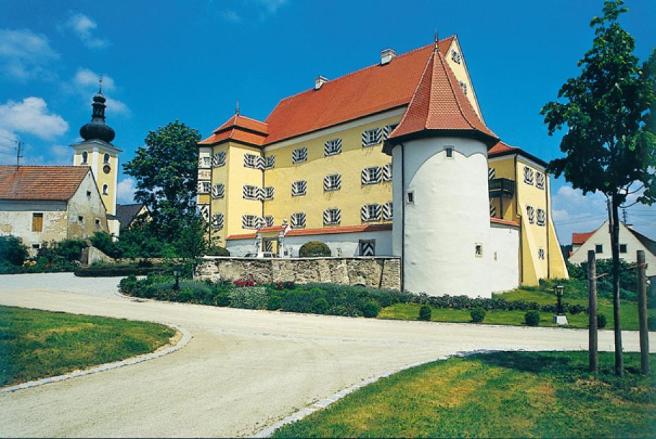 Das Schloss Thumsenreuth wurde 1259 erstmals urkundlich erwähnt. Das wunderschöne Schloss mit seinen auffälligen Fensterladen prägt die Ortschaft Thumsenreuth. 
                 title=