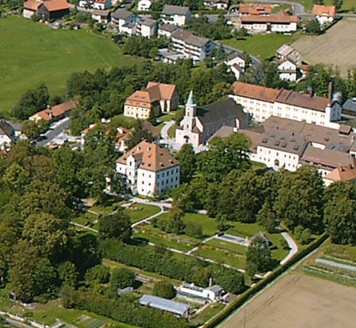 Gleich neben der kath. Pfarrkirche Mariä Empfängnis und dem Schloss Friedenfels befindet die evangl. Schlosskapelle.