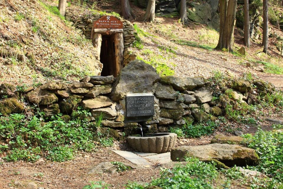 Das schluchtenartige Gsteinigt wird von der Röslau zwischen den Orten Elisenfels und Arzberg im Landkreis Wunsiedel im Fichtelgebirge durchflossen. Es ist die Nummer 81 von Bayerns schönsten Geotopen.