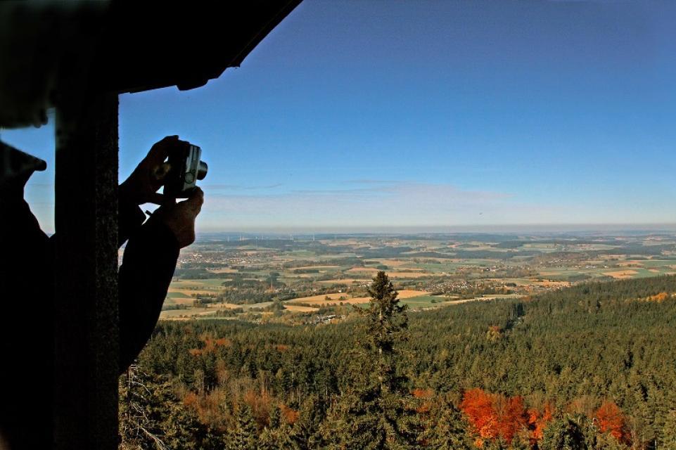 Der Aussichtspavillon "Schüssel" befindet sich auf dem 877 m hohen Waldstein.