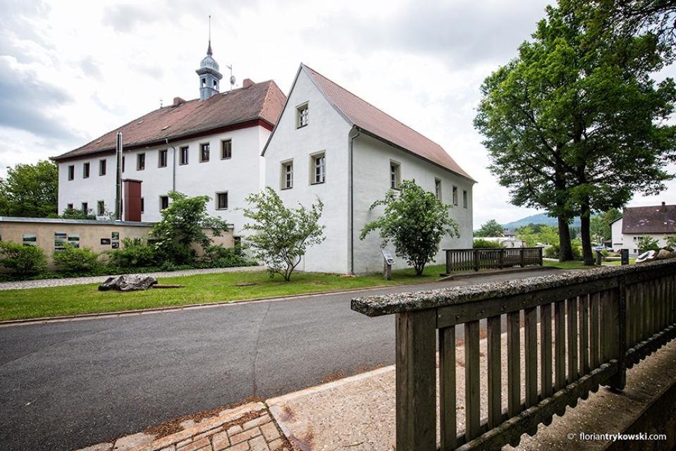 Die Infostelle befindet sich im Erdgeschoss des neu restaurierten Torhauses der Gemeinde Tröstau, welches am Kurpark Leupoldsdorf in idyllischer Lage neben dem als Gaststätte genutzten Hammerschloss steht.