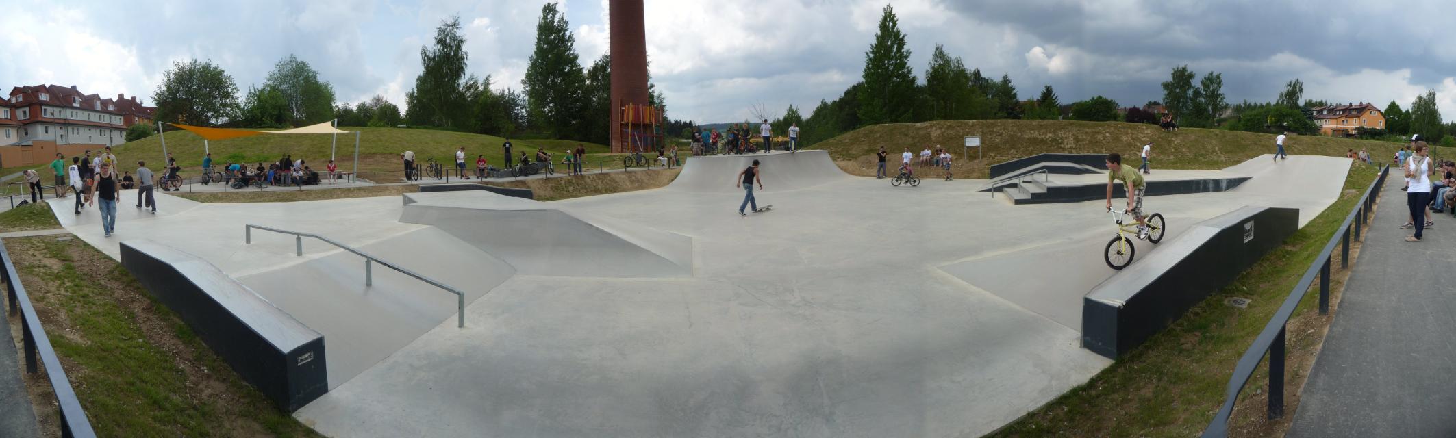 Der Freizeitpark an der Mitterteicher Straße ist für die ganze Familie ein Erlebnis: Skatepark, Kinderspielplätze, Salbeiwiese, Bodentrampolin und anderes mehr.  
                 title=