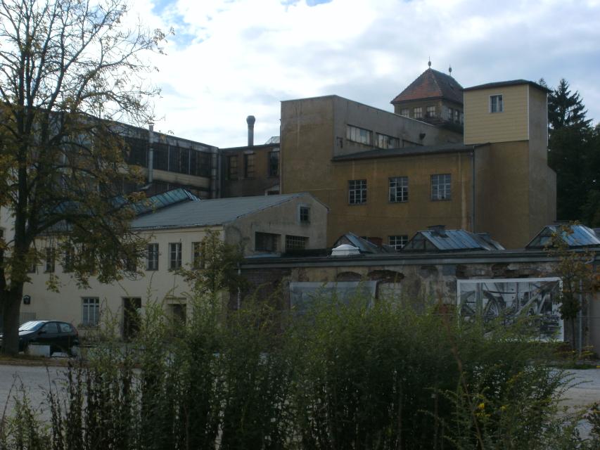 Die Mechanische Buntweberei Joh. Benker KG wurde 1812 in Dörflas gegründet. Zwischen 1872 und 1910 entstand in mehreren Bauabschnitten ein umfangreicher Fabrikkomplex, der zeitweilig mehr als 1000 Beschäftigten Arbeit bot. 