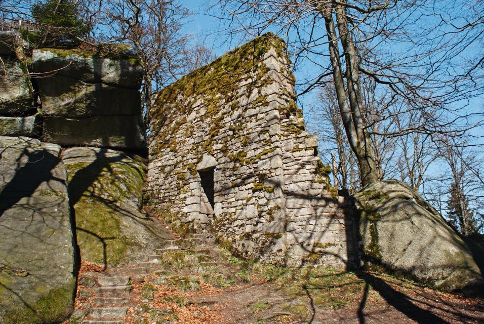 Die dereinst zur Ostburg gehörende Kapelle wurde in der Zeit von 1150 bis 1230 vermutlich von den Herren von Wadstein erbaut und stellt heute eine der am besten erhaltenen Ruinen aus der Spätromanik in Oberfranken dar. Dank den in den 1960er Jahren durchgeführten Ausgrabungen ist heute bekannt...
                 title=