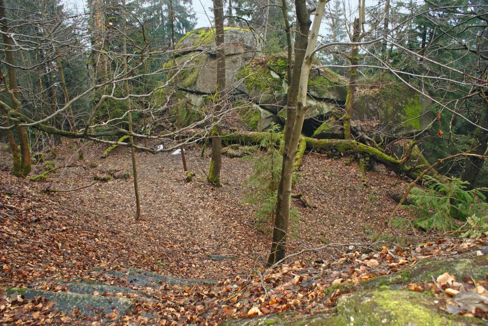 Die unbekanntere Waldstein-Ostburg bestand ca. von 1150 - 1375 n. Chr. Sie bildete den Stammsitz der Waldsteiner und der daraus hervorgehenden Sparnecker. Der riesige Schüsselfelsen wurde als Schildmauer mit aufgesetztem Wartturm genutzt. Direkt nördlich lehnte sich die Hauptburg mit Wehrmauer...