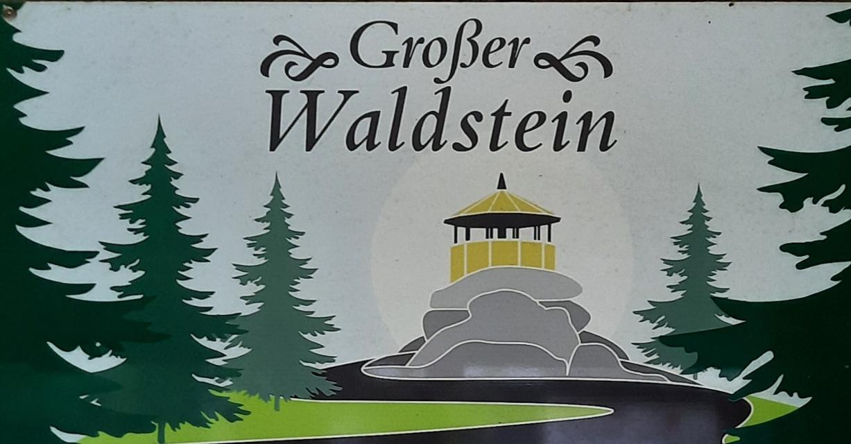 Am Infopunkt in der Nähe des Waldsteinhauses erfahren Sie vieles über Natur und Kultur am Großen Waldstein.