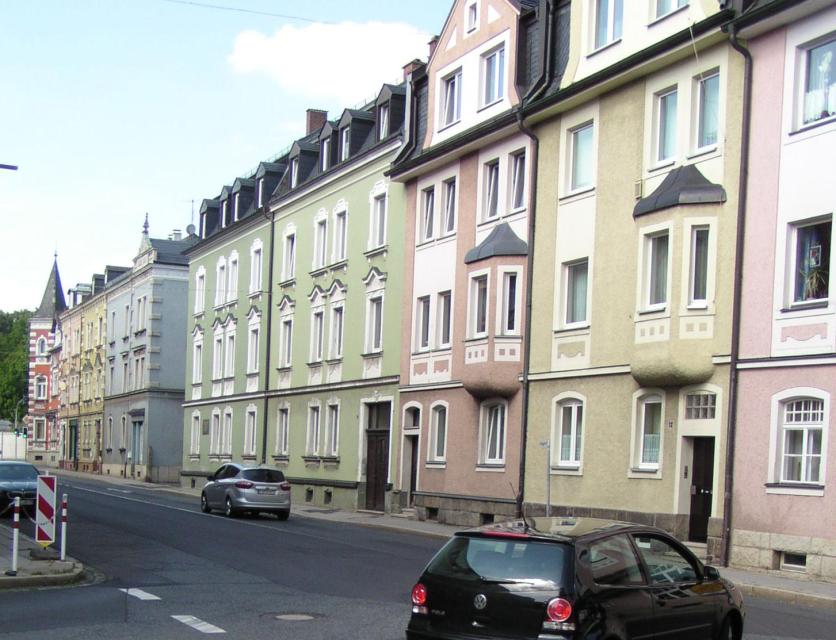 Die Klingerstraße wurde zu Beginn des 20 Jahrhunderts angelegt. Sie gehört zu den durch die Industrialisierung bedingten Stadt-erweiterungen und steht zum Teil auf dem Areal des alten Marktweihers, der 1902 bis auf einen kleinen Schwanenteich im neuen Stadtpark zugeschüttet wurde. 