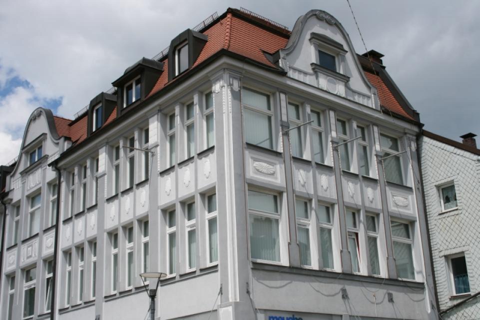 Das ehemalige Kaufhaus wurde 1912 vom Kaufmann Richard Rosenthal nach einem Entwurf von Albert Mayer und Leonhard Stolz, Nürnberg, durch das hiesige Baugeschäft Friedrich Mühlhöfer errichtet. Es war zu dieser Zeit einer der ersten hochmodernen Stahlbeton-Skelettbauten in Marktredwitz.  