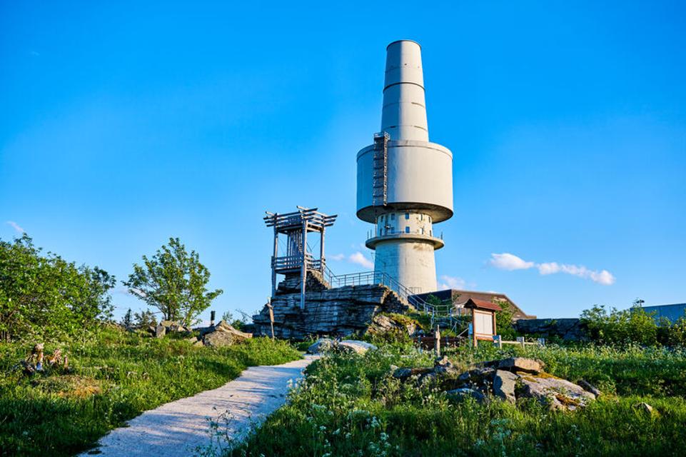 ehemaliger Radarturm und Aussichtsplattform Backöfele auf dem Schneeberg-Gipfel
                 title=