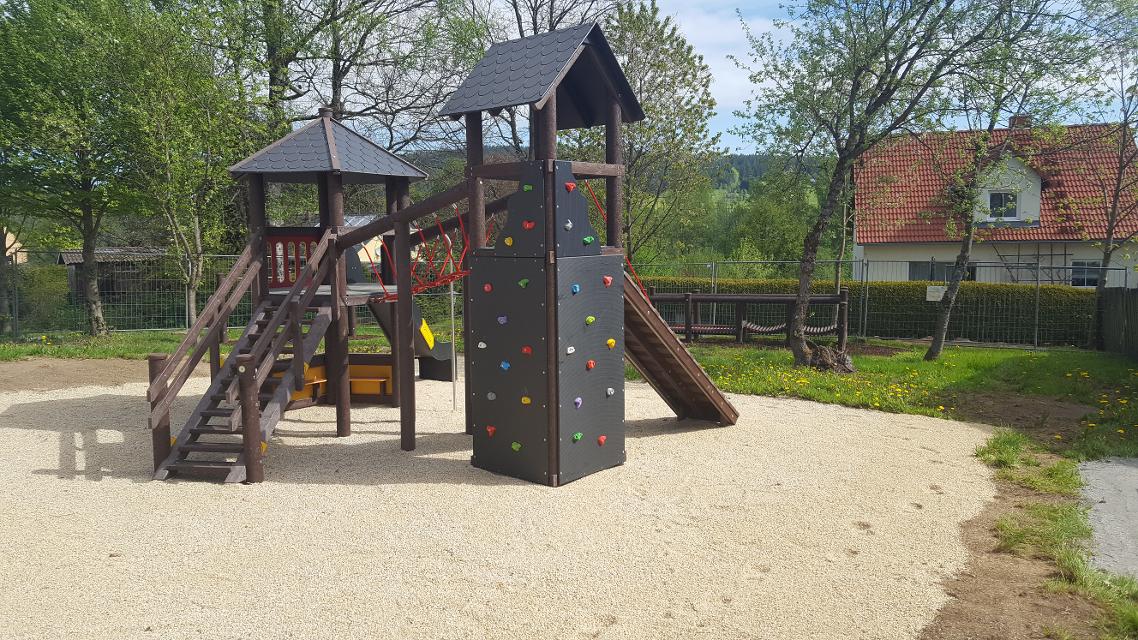 Der Kinderspielplatz befindet sich am Hüttenweiher (hinter nahkauf)und ist auch für die ganz Kleinen geeignet.
                 title=