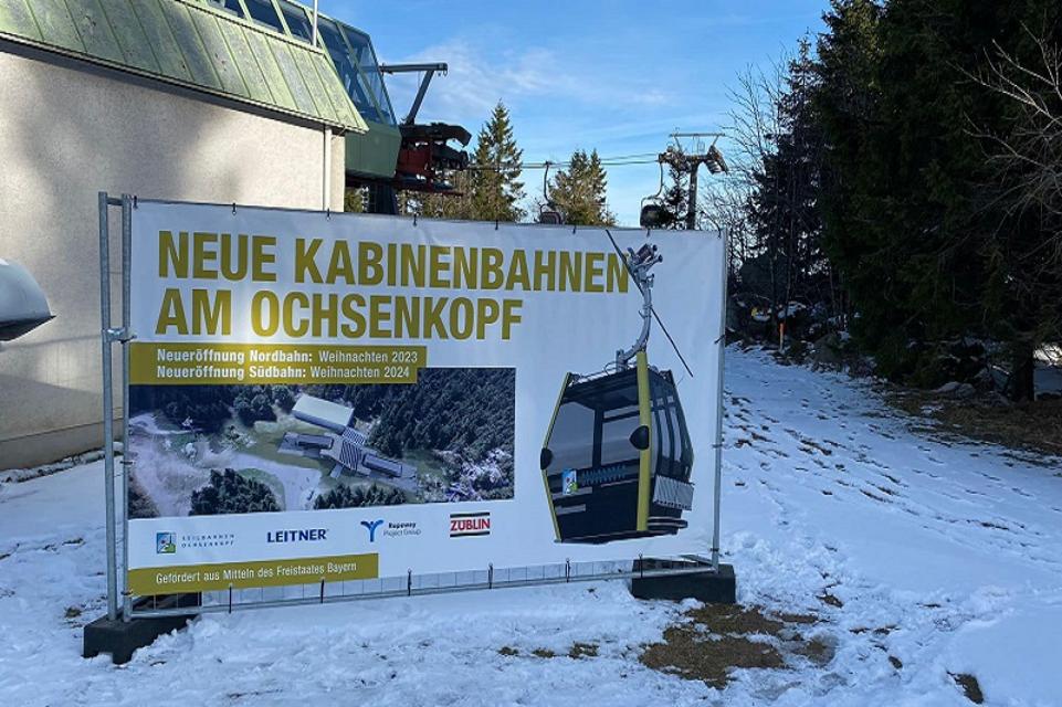 Werbebanner für die neue Kabinenbahn am Ochsenkopf.