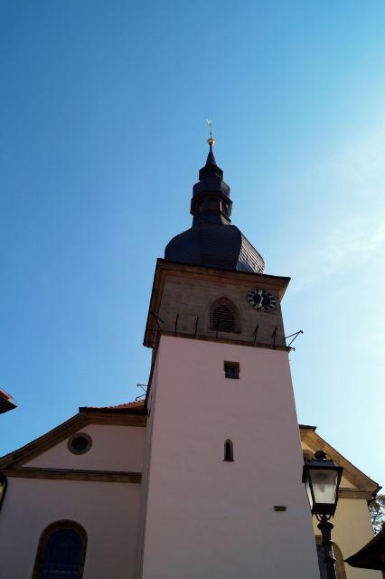Am Tor zum Fichtelgebirge gelegen, hat diese Kirche eine lange Vorgeschichte unter den Edlen von Weidenberg, ab 1446 denen von Künsberg. Sie erlebte Zerstörungen im Hussiten- und im 30jährigen Krieg, den Wiederaufbau und den Umbau von 1769 - 1771. Unter dem Patronat von MG Alexander entstand ein neues barockes Langhaus.
