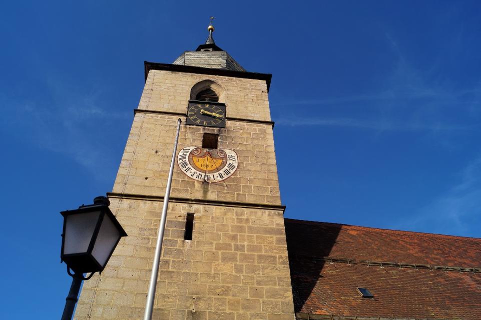 Außen Teil der mittelalterlichen Stadtbefestigung - innen eine der ersten Markgrafen-Kirchen, die nach den Wirren und Folgen des 30jährigen Krieges generalisiert wurden.