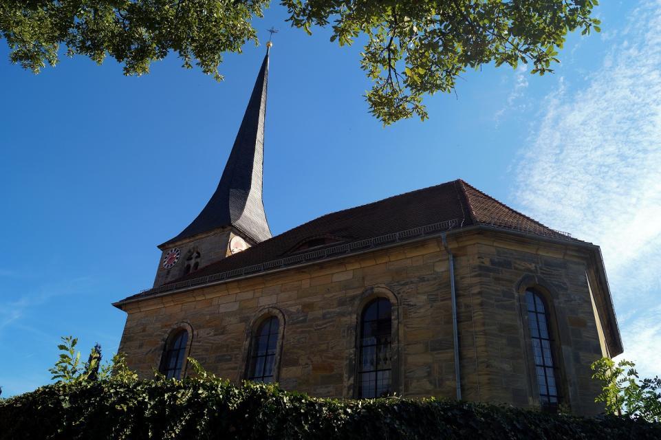 Die Markgrafenkirche St. Ägidius liegt im ummauerten Friedhof auf einem Felssporn über Dorfkern und Salamandertal, einst Burganlage der Plassenberger auf dem 