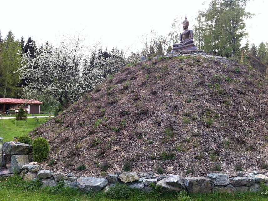 Zu den in Stammbach vertetenen Glaubensrichtungen geh&ouml;rt auch der Buddhismus. Im Ortsteil Gundlitz hat sich mit der Adresse Herrenschroth 50 seit 2008 ein Muttodaya Waldkloster angesiedelt, das leicht durch die &uuml;berdimensionale Buddha-Statue vor dem Wald zu finden ist.&nbsp;