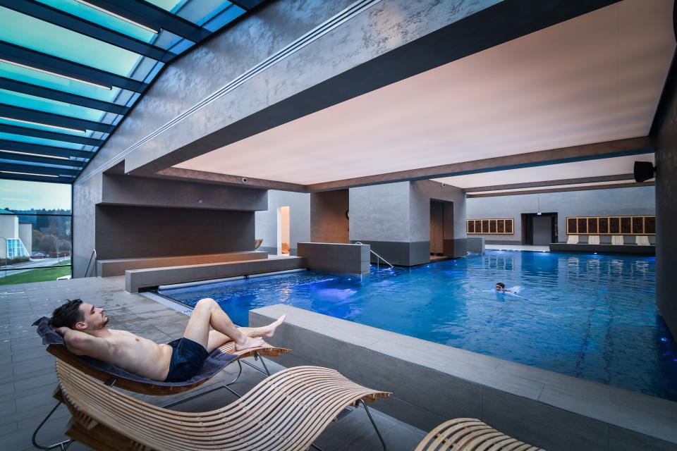 Im ALEXBAD erwarten Sie ein architektonisch besonderes Panoramabad mit Saunabereich, ein Trainingspark mit modernen Trainingsgeräten sowie ein breites Angebot an Therapie- und Wohlfühlbehandlungen.