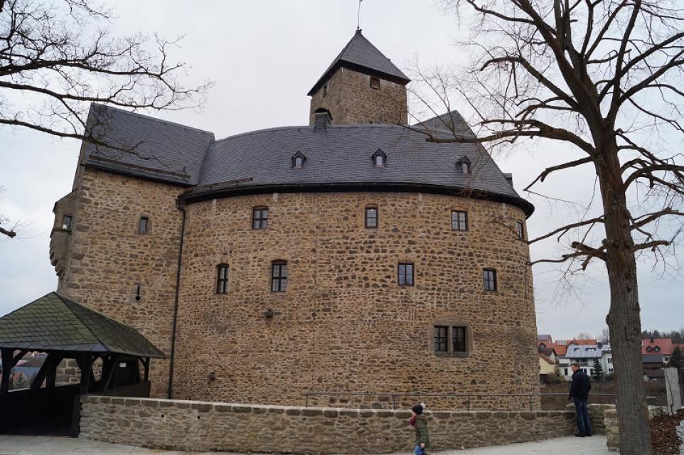Die Burg Falkenberg wurde 1154 erstmals urkundlich erwähnt. Bei der Burg, die im Zentrum von Falkenberg steht, handelt es sich um eine Höhenburg. Die Burg steht für ein ganzes Jahrtausend wechselvolle Geschichte. Viele Jahrhunderte blieb die Befestigung uneingenommen.