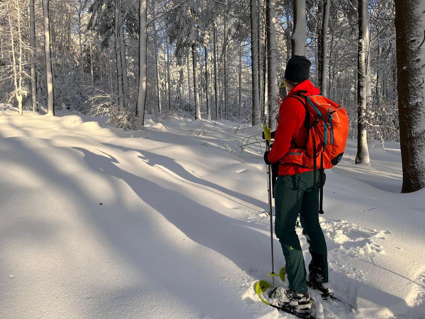 Unterwegs im traumhaft verschneiten Winter-Märchenwald und über sonnige Wiesen, fernab von geräumten Waldwegen, das Schneeschuhwandern macht es möglich. Jeder kann Schneeschuhwandern.