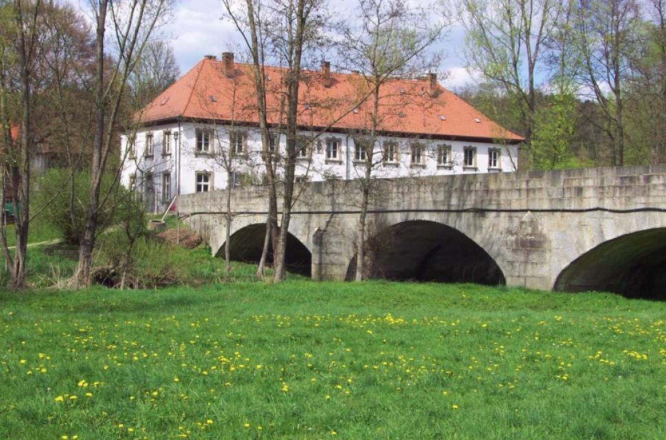 Auf dem Foto ist das Jagdschloss Kaiserhammer abgebildet.
