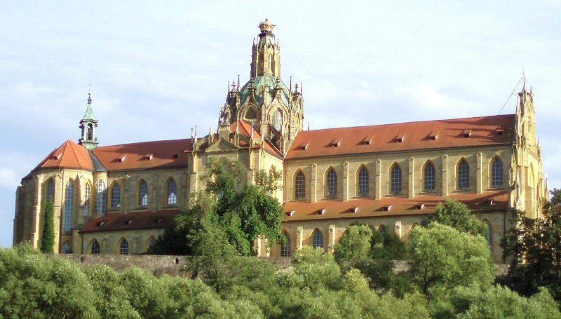 Das Kloster Kladrauist eine ehemalige Benediktiner-Abtei und liegt in der Stadt Kladrau im Westen Tschechiens. Es wurde im Jahr 1785 im Zuge der Josephinischen Reformen aufgelöst. Die Klosterkirche Mariä Himmelfahrt im Stile der Barockgotik ist eines der größten Kirchengebäude in Böhmen.