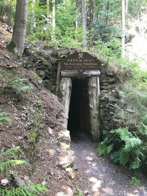 Der Sankt-Georg-Stollen bei der Silberquelle befindet sich auf dem Wanderweg durch das G´steinigt. Der Stollen wurde 1722 angelegt und diente als Transport- und Entwässerungsstollen der Arzberger Bergwerke, vor allem des Morgenstern-Schachts.