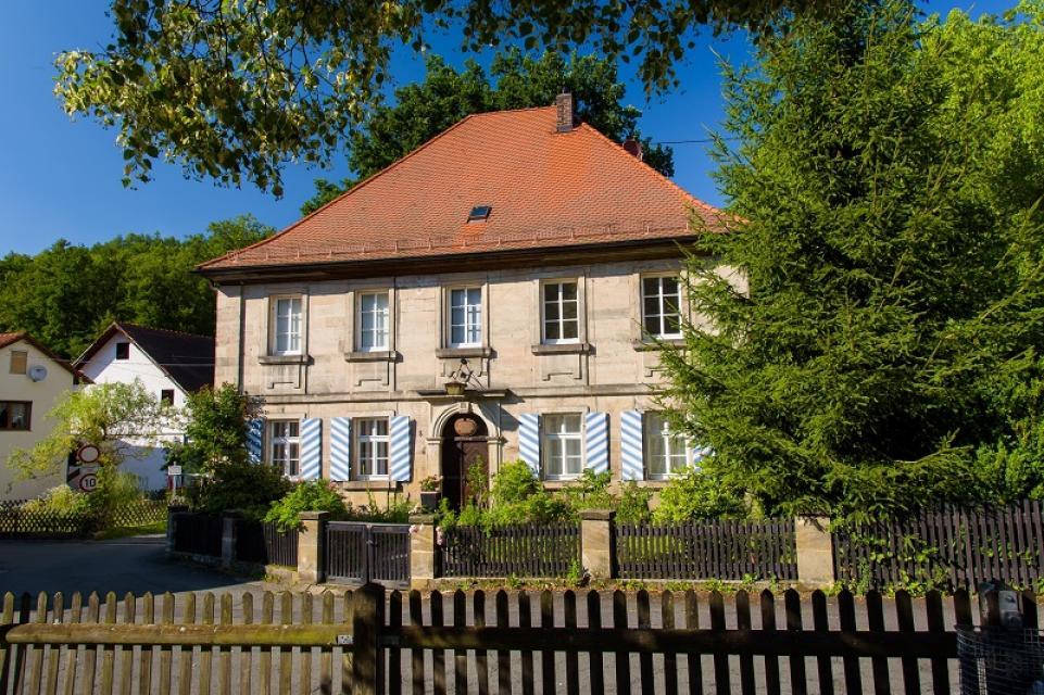 Im Ortsteil Goldmühl befindet sich am heutigen Lindenplatz das ehemalige Wohnhaus von Alexander von Humboldt, in welchem er 1793 und 1794 wiederholt wohnte.
                 title=