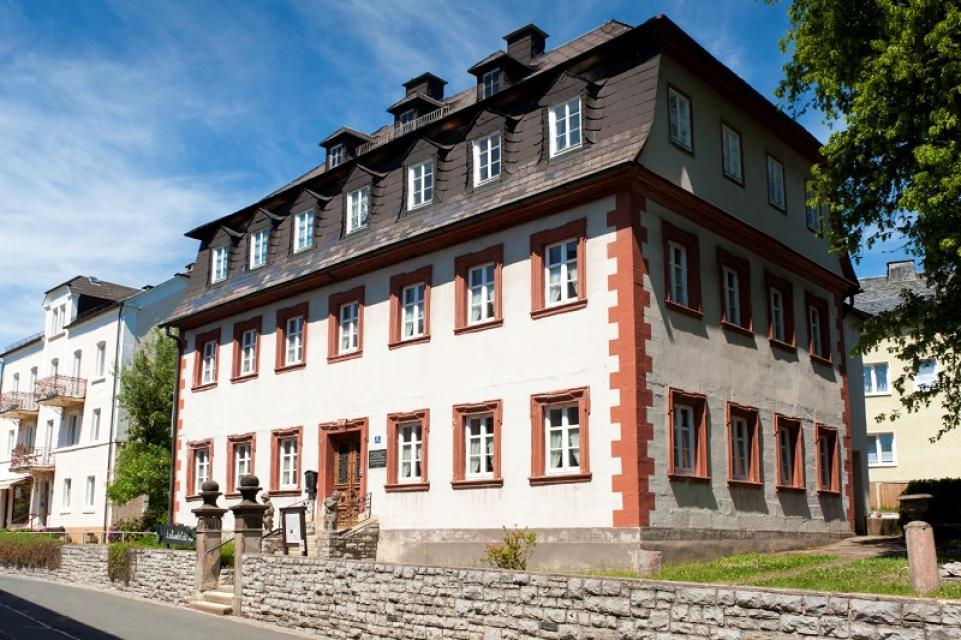 Alexander von Humboldt wohnte und arbeitete von 1792 bis 1795 im ehemaligen markgräflichen Jagdschloss von Bad Steben. Das damalige Bergamt Bergamt lag nur ein paar Häuser von von seinem Wohnhaus entfernt. 
                 title=