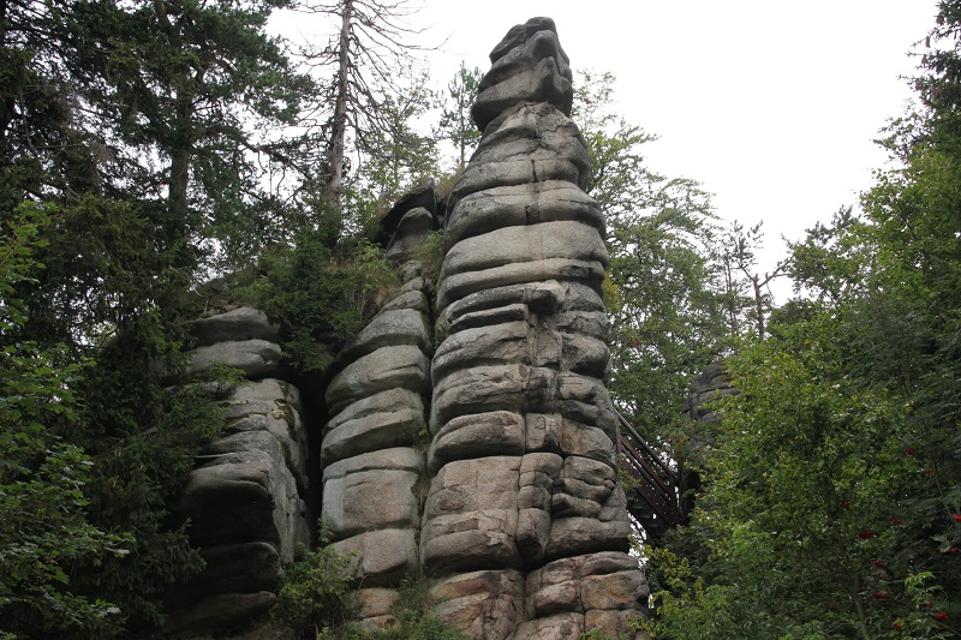 Der Drei-Brüder-Felsen ist Teil der Felsformation Rudolfstein bei der Ortschaft Weißenstadt