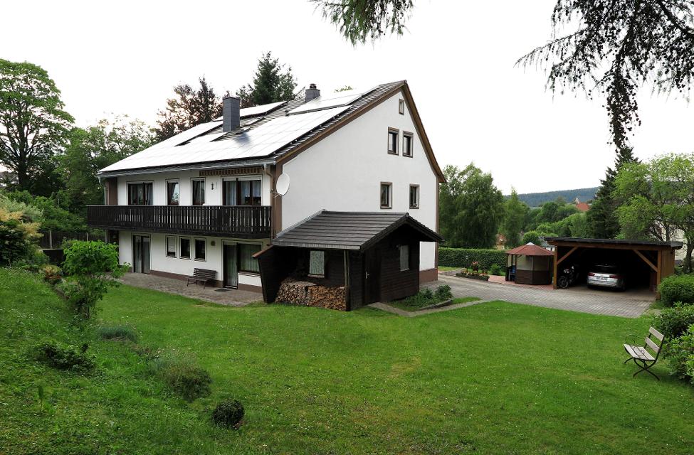 Familienfreundliche und gut ausgestattete Ferienwohnung für 2 bis 4 Personen in zentraler, ruhiger Wohnlage mit großem Garten am Ortszentrum von Bischofsgrün. 