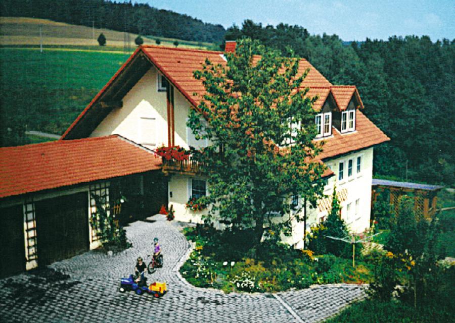 Urlaub auf dem Ferienhof Hübner in neuen, modernen, komfortablen 4- und 5- Sterne Ferienwohnungen im Wohnhaus oder Gästehaus für 2 bis 5 Personen je Ferienwohnung.