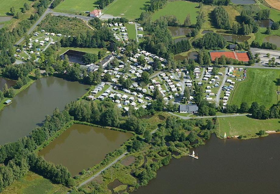 Der ganzjährig geöffnete Sommer- und Wintercampingplatz liegt direkt am Weißenstädter See.