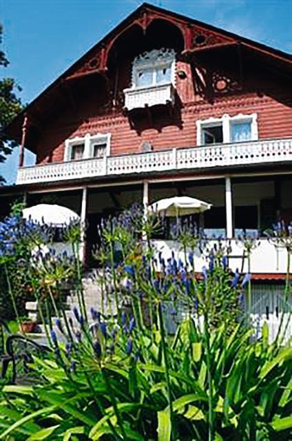Hotel garni "Stilvolle Herberge im Grünen", am Fuße des 826 m hohen Kornbergs gelegen, wird seit 60 Jahren in 3. Generation geführt.