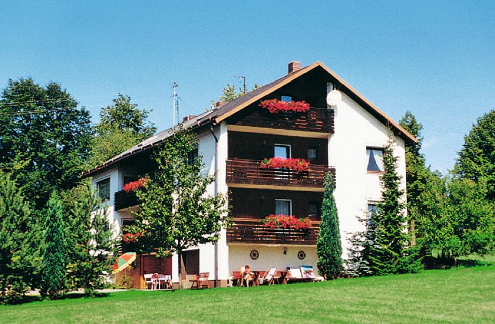 Das gepflegtes Gästehaus am Fuße des Ochsenkopfes, mit guter Atmosphäre, bietet seinen Gästen modern ausgestattete Zimmer und FeWos mit Balkon und TV.