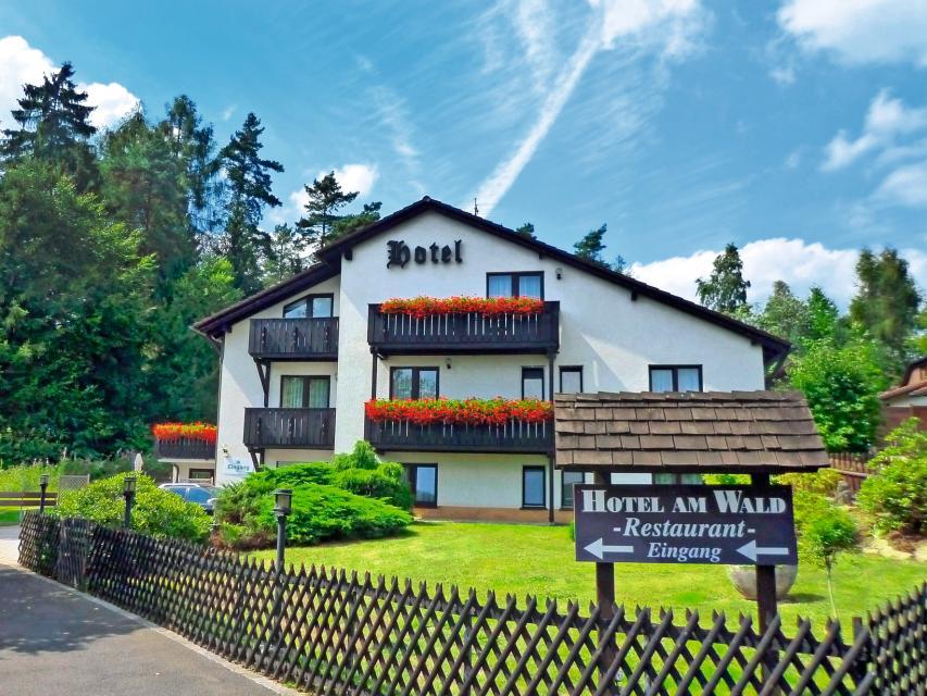 In Marktredwitz ganz oben, direkt am Wald. Das familiäre Hotel für Urlauber, Wanderer und Besucher der Luisenburg Festspiele, sowie für Geschäftsreisende.